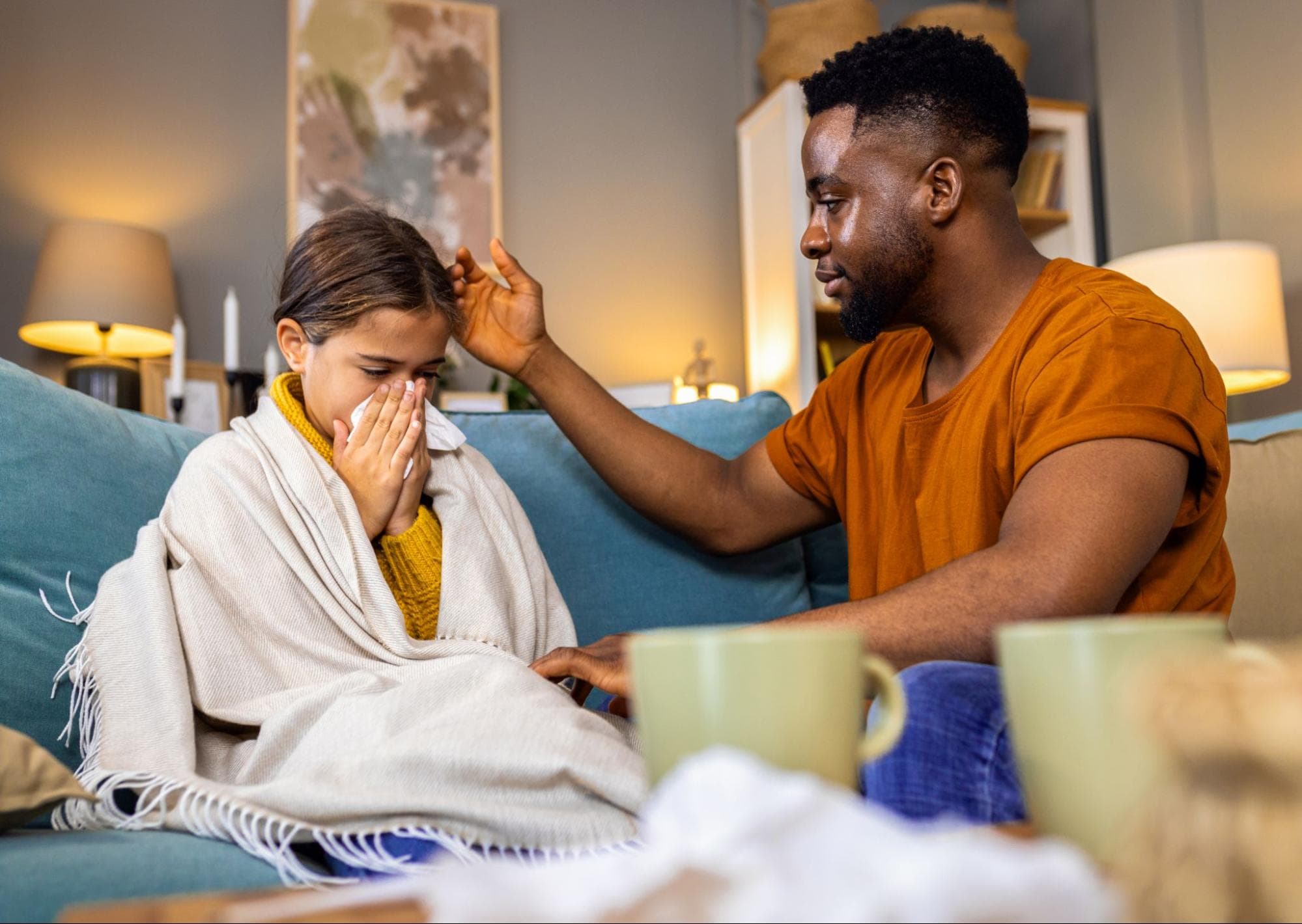 Homem cuidando de uma criança gripada.